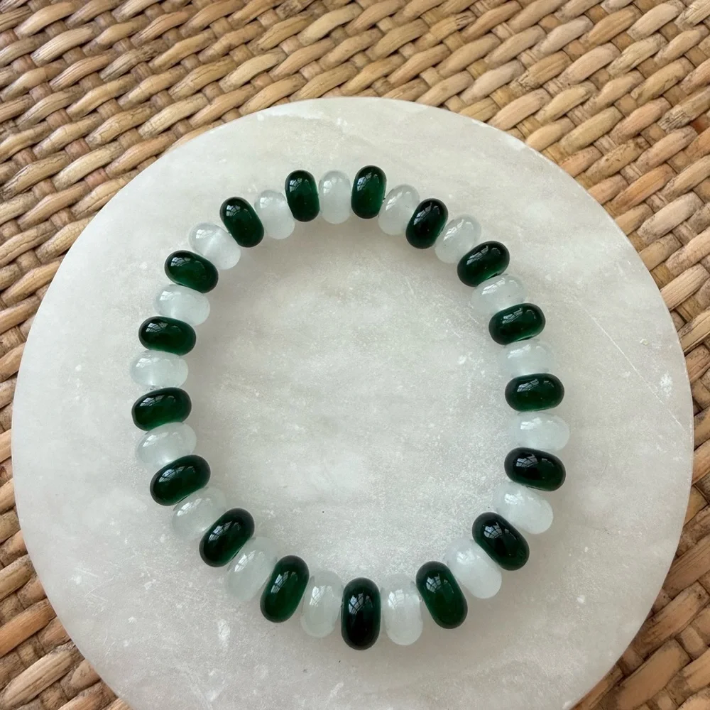 Elegant Green and White Glass Beaded Bracelet - Picture 2 of 6